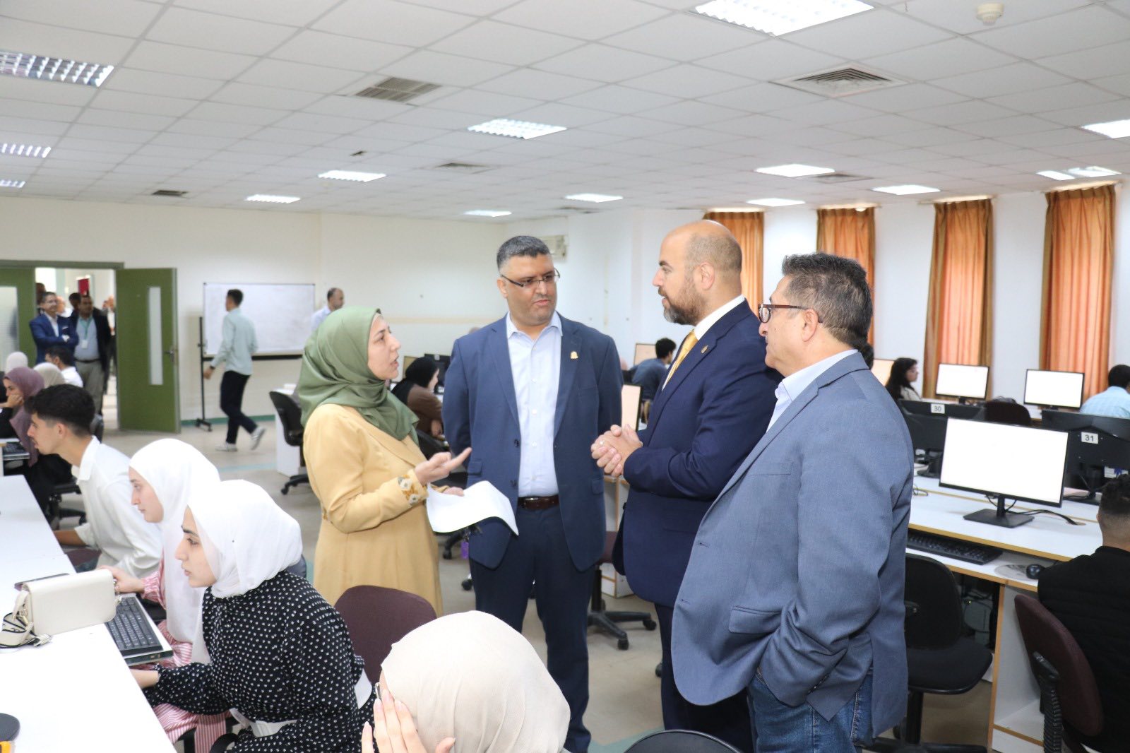 رئيس الجامعة الدكتور مالك الشرايري يتابع عملية القبول وإجراءات التسجبل للطلبة المستجدين